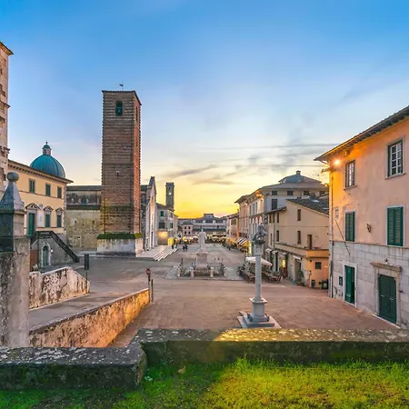 Clara Few Km From The Sea - Happy * Pietrasanta